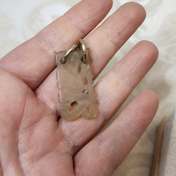 VINTAGE CHINESE HAND CARVED PALE CELADON STONE FIGURAL PENDANT SERPENT MOTIF - Picture 8 of 8